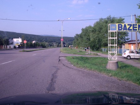 Pokračovať po hlavnej ceste 300m