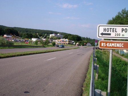 odbočiť vľavo na cestu vedúcu medzi kolotočami a motokárovou dráhou v smere na hotel Chemes
